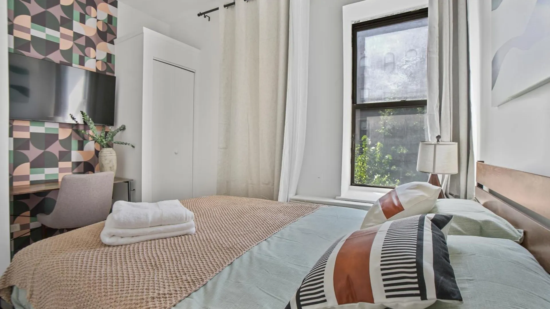 Designer 2 Bedroom Comfort Near Central Park
